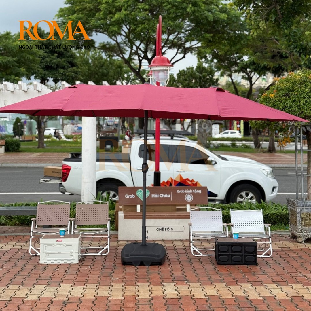 Ô dù chính tâm chữ nhật 4m7 màu đỏ tại quán cafe ngoài trời