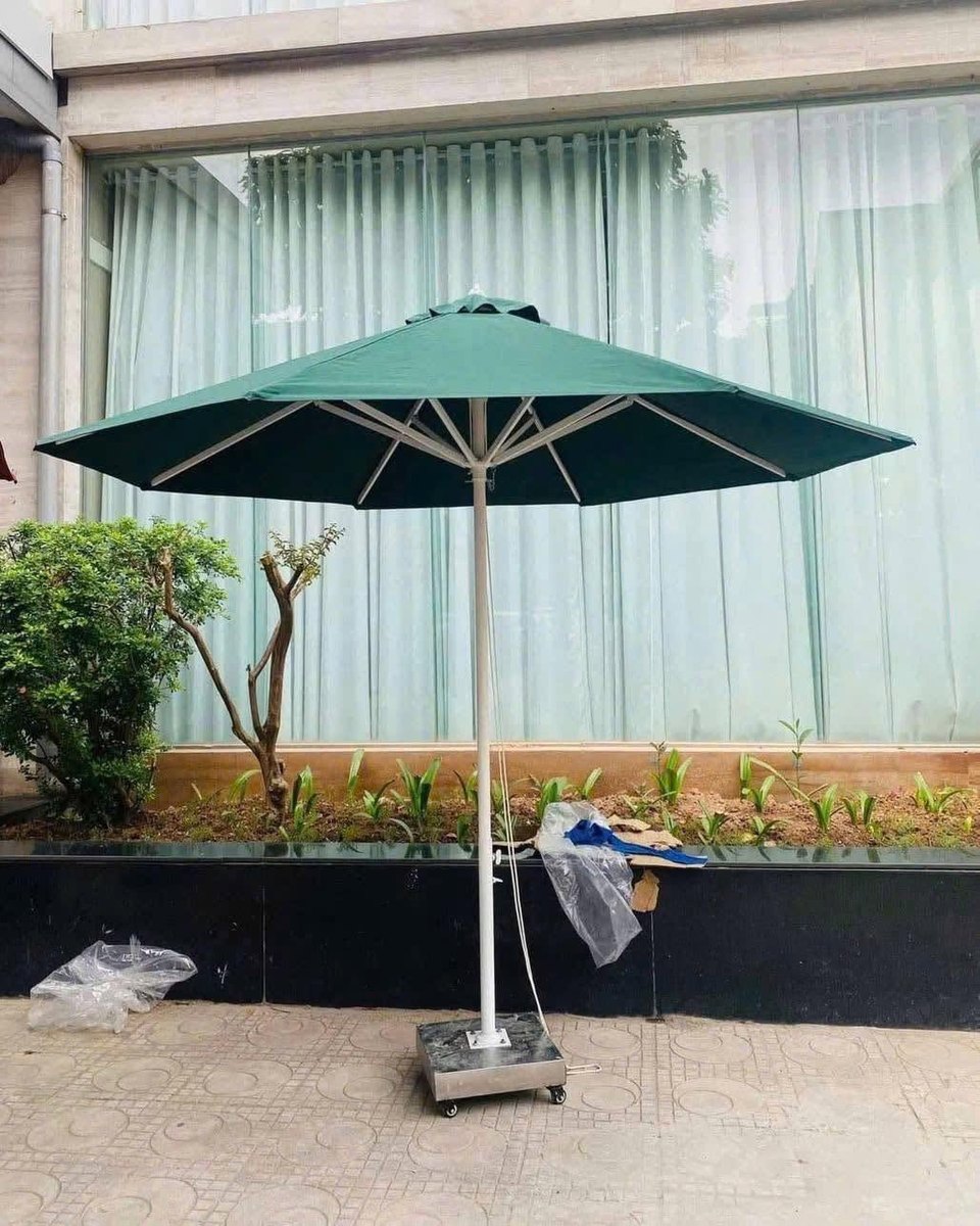 Ô dù chính tâm tròn 3m màu xanh rêu lắp đặt thực tế ngoài trời Ô dù chính tâm tròn 3m màu xanh rêu lắp đặt thực tế ngoài trời