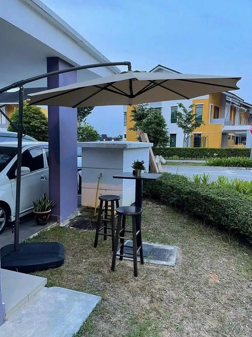 Ô dù lệch tâm tròn 3m màu be lắp đặt thực tế tại sân nhà khách hàng