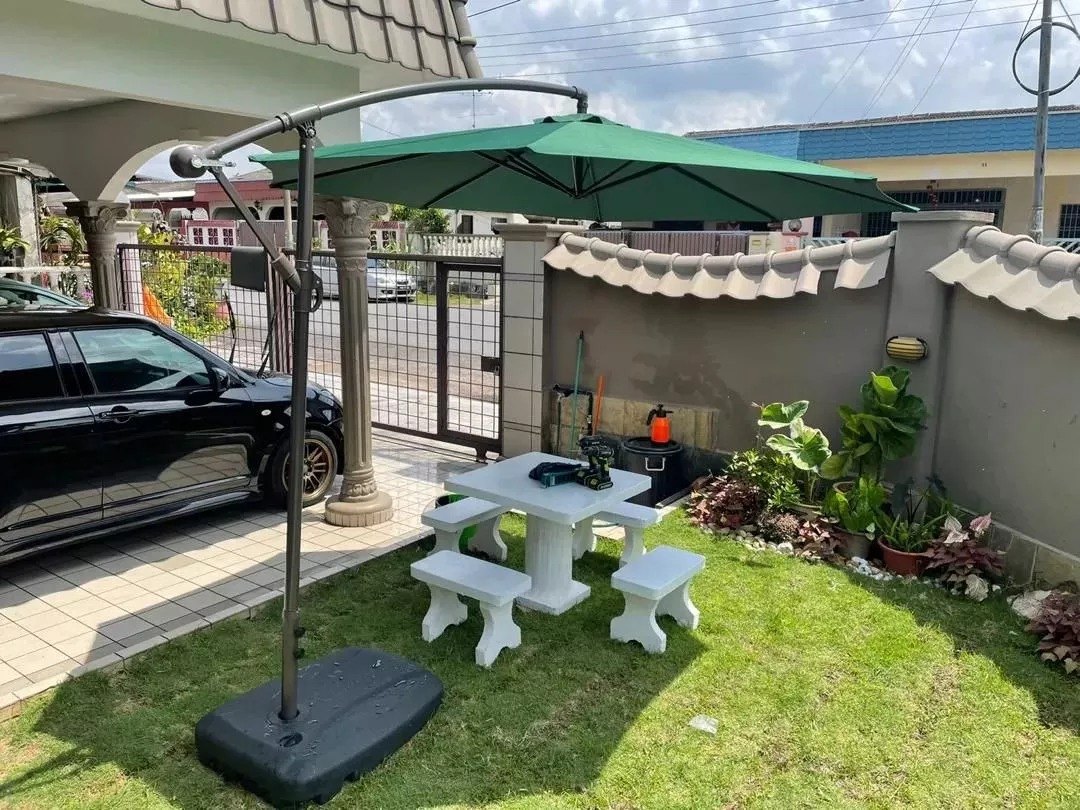 Ô dù lệch tâm tròn 3m màu xanh rêu lắp đặt thực tế tại sân vườn